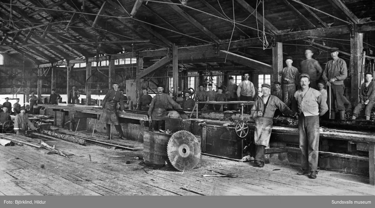 Sågverksarbetare i såghuset vid Karlsviks sågverk.