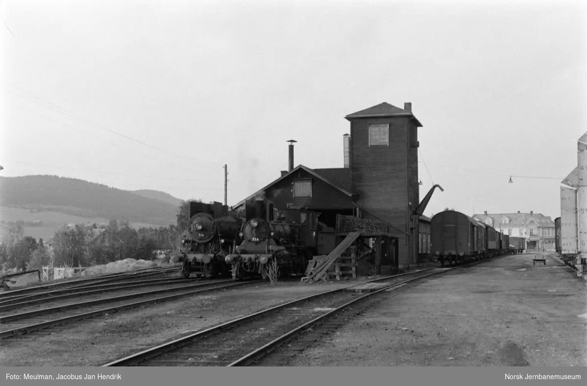 Damplokomotiv type 26a nr. 216 og type 27a nr. 254 ved lokomotivstallen på Tynset stasjon.