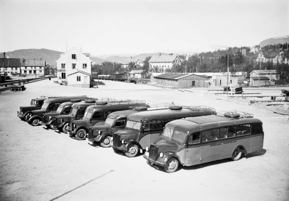 Helgeland Bilruter AS. Bussoppstilling på Mo i Rana.