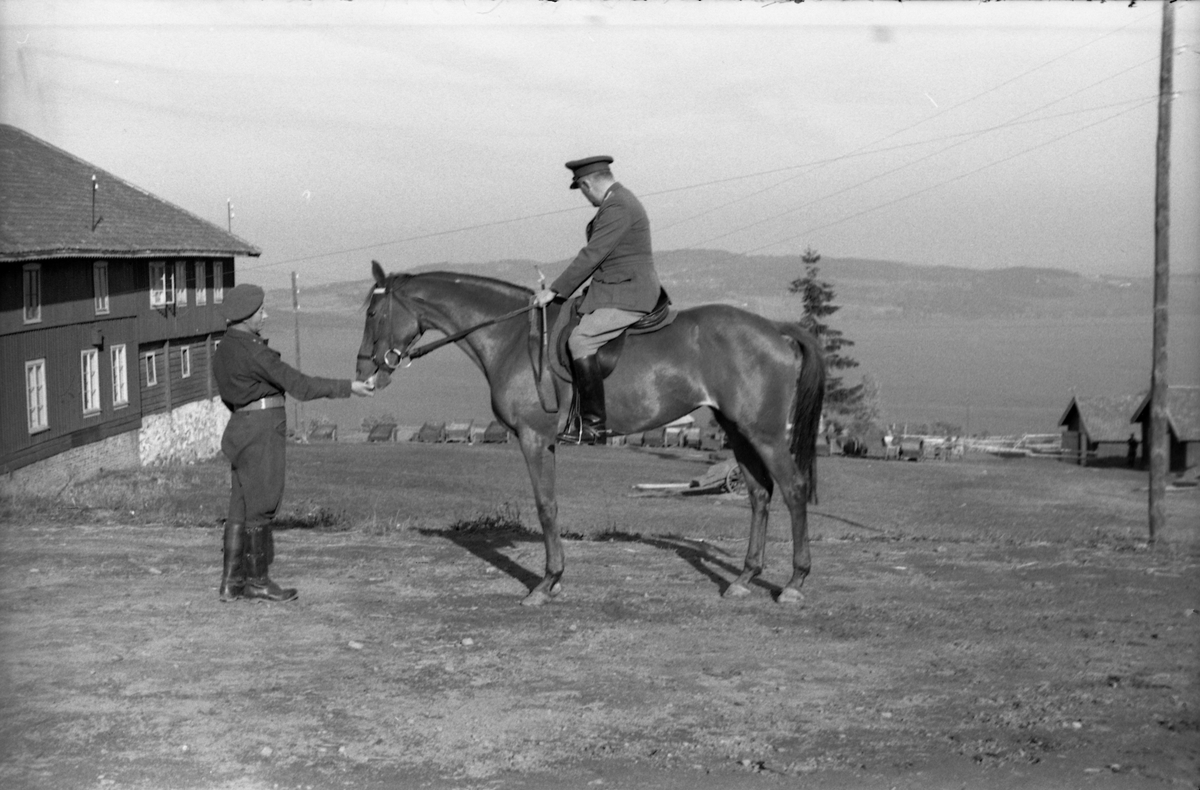 Uidentifisert rytter ved Hærens Hesteskole på Starum. Tre bilder. På bilde nr. en er løytnant Ottar Markeng til venstre i bildet.