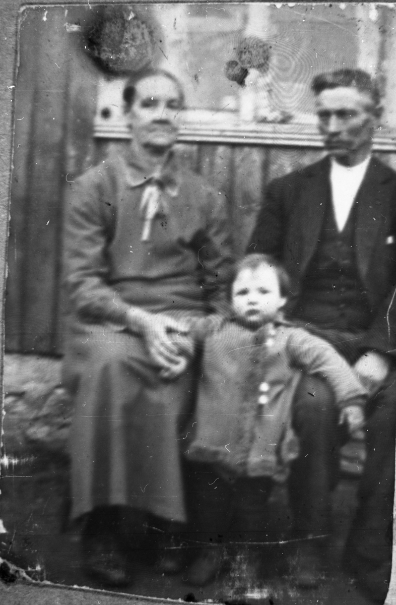 Ektepar med sønnedatter. Alette og Ingvart Hansen. Ca.1933.