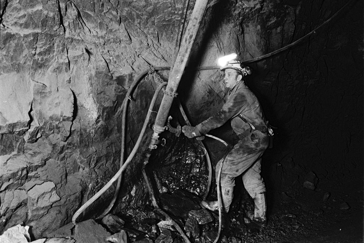 Raslastare Tore Norbäck borrar, gruvan under jord, Dannemora Gruvor AB, Dannemora, Uppland oktober 1991