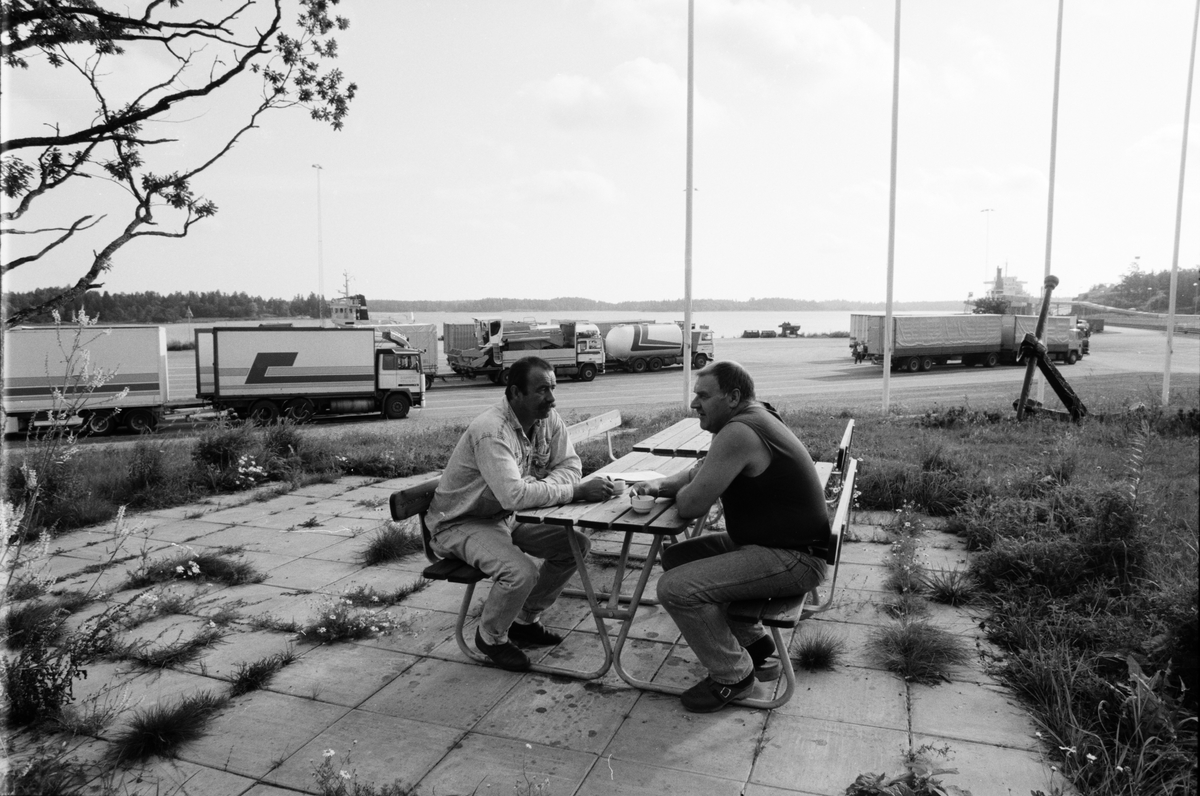 Finska lastbilschaufförer fikar utomhus, Hargshamn, Harg, Uppland augusti 1991