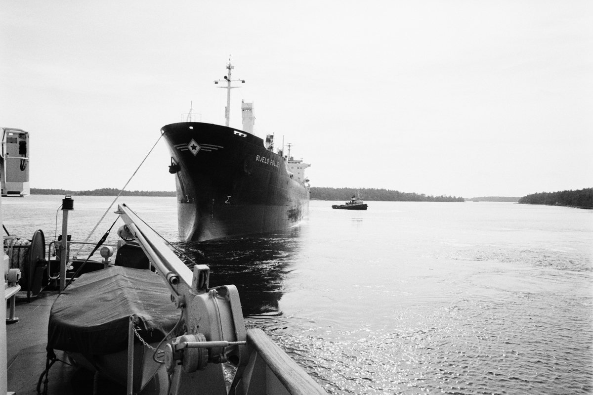 Malmfartyget Bijelo Polje bogseras in i hamnen av bogserbåten Järven, Hargshamn, Harg, Uppland augusti 1991