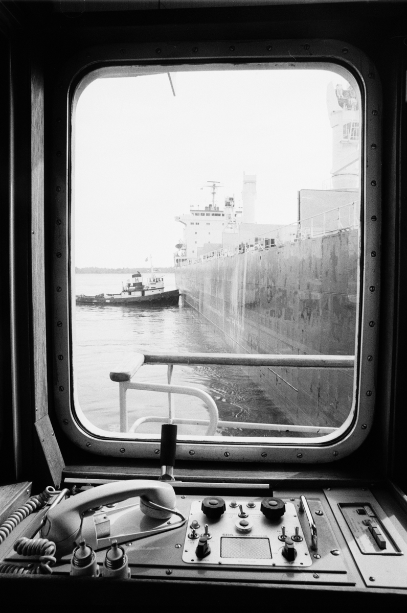 Dannemora Gruvor AB:s båt Ferro och malmfartyget Bijelo Polje från bogserbåten Järvens styrhytt, Hargshamn, Harg, Uppland augusti 1991