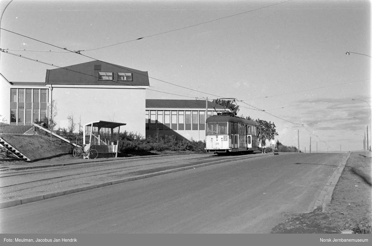 Trondheim Sporvei sporvogn nr. 26 i kryssingssporet på rute 2 på holdeplassen ved Ringve skole - skolen til venstre