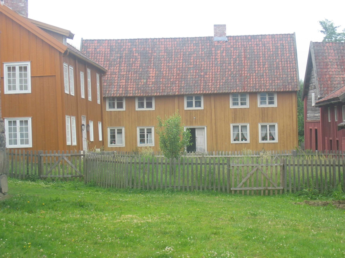 Oppført som føderådsbygning på Jørstad.