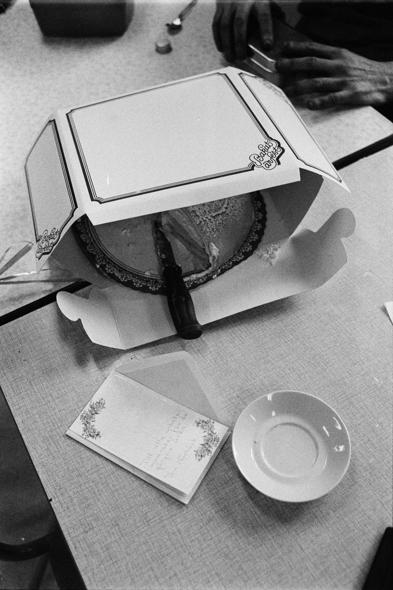 Raslastare Tore Norbäck har bjudit på tårta i gruvstugan. Det är hans sista arbetsdag vid Dannemora Gruvor AB, Dannemora, Uppland 28 februari 1992