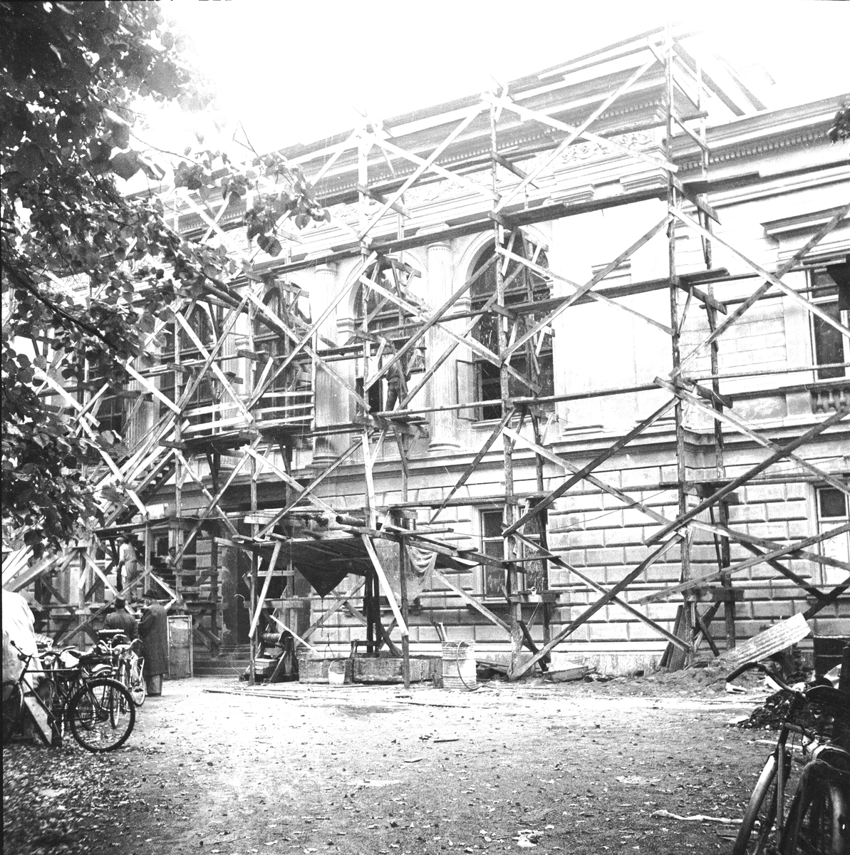 Byggnadsställning på Östgöta nationshus, restaurering inför 300-årsjubileum, Uppsala 1946