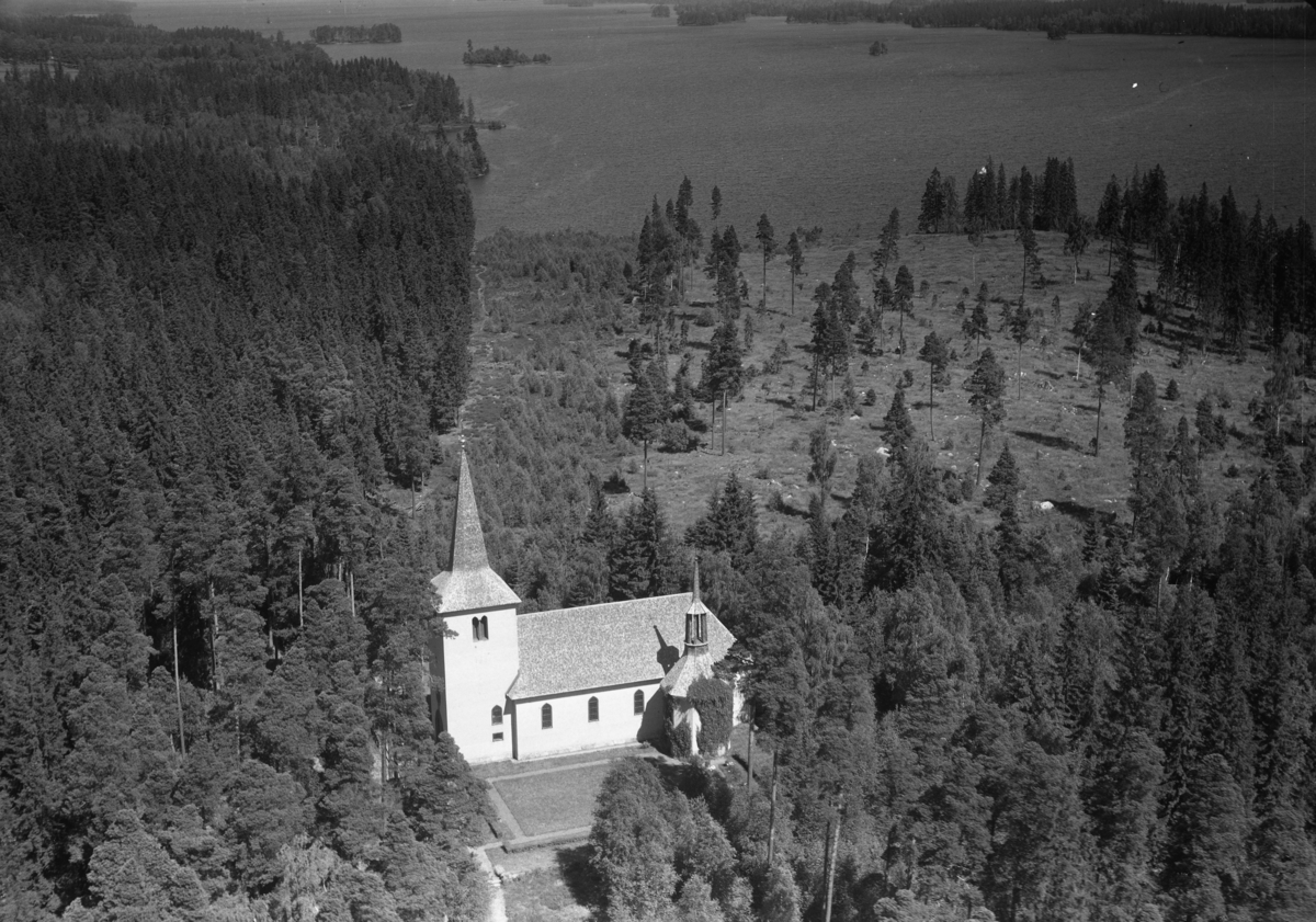 Flygfoto över Ohs Bruks kyrka i Värnamo kommun. Nr. H. 1852