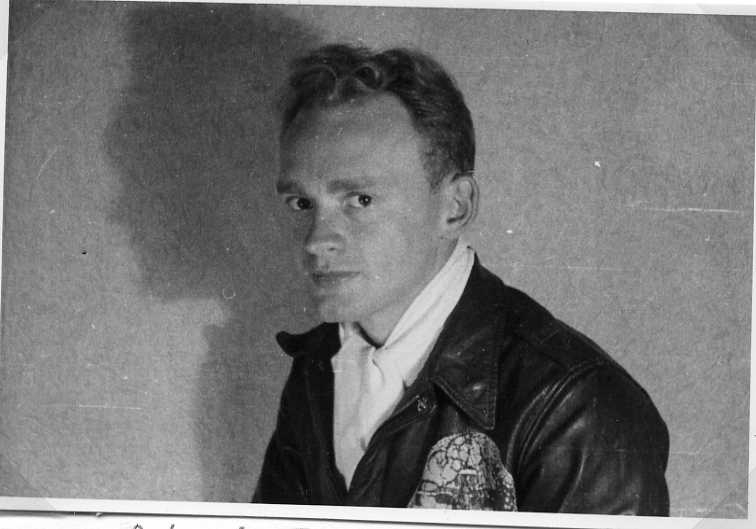 Porträtt av Roland Fox i skinnjacka och scarf. - Grenna Museum ...