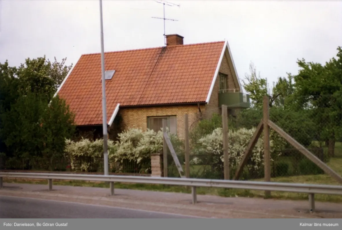 Bostadshus uppförd i tegel och har sadeltak i en trädgård på Tallhagsvägen. Ägaren hette Due och byggmästaren var Bertil Danielsson.