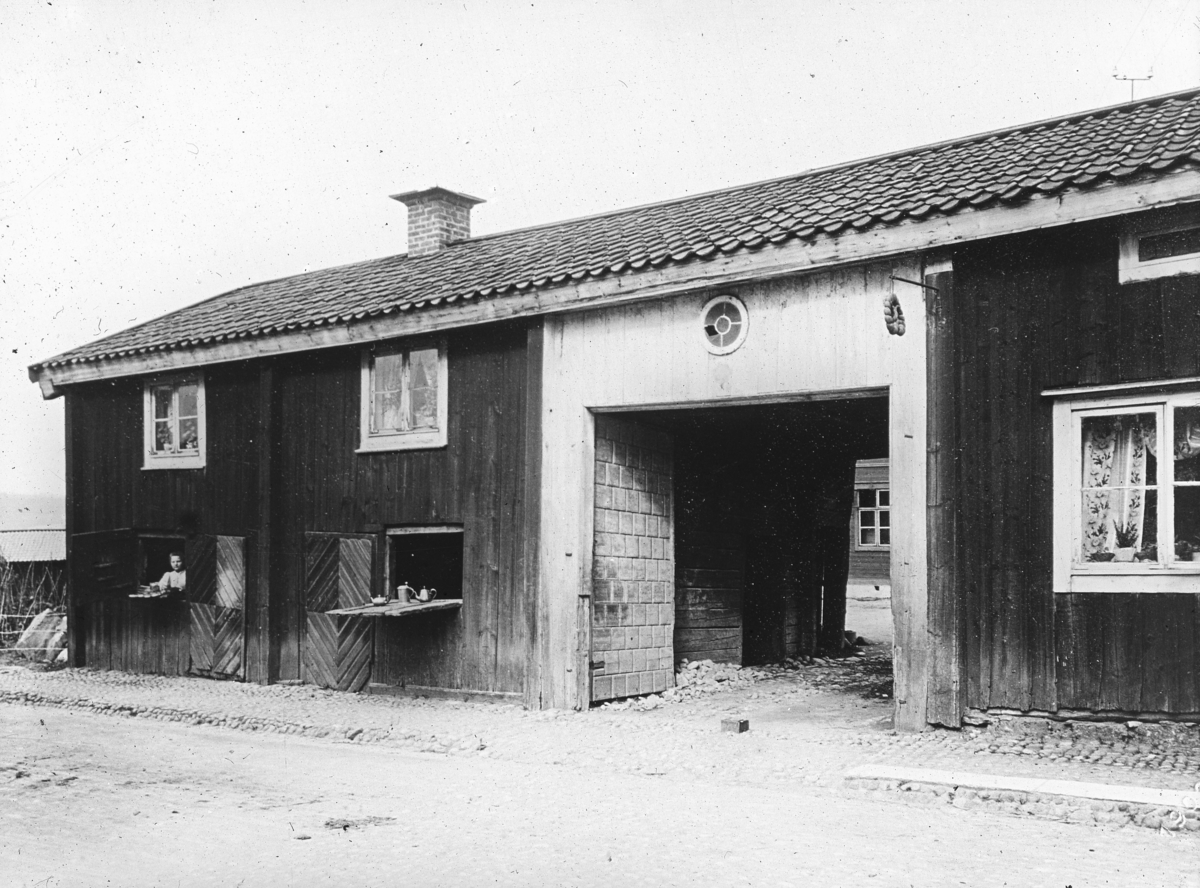 Arboga handelsbod, Nora stad.
Den sk Arbogaboden, inköptes av Nordiska Muséet och flyttades till Skansen år 1904. Boden låg i kvarteret Korpen efter Kungsgatan där Fogdegatan möter.