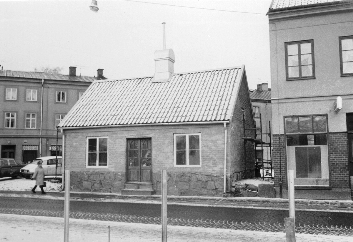 Västgötegatan 28 i Norrköping. Oegentligt benämnt "sista supen". Uppfört omkring 1760 och använt av laboratorium och förrådslokal för det Apotek som 1758 - c:a 1880 inrymdes i ett närbeläget hörnhus.