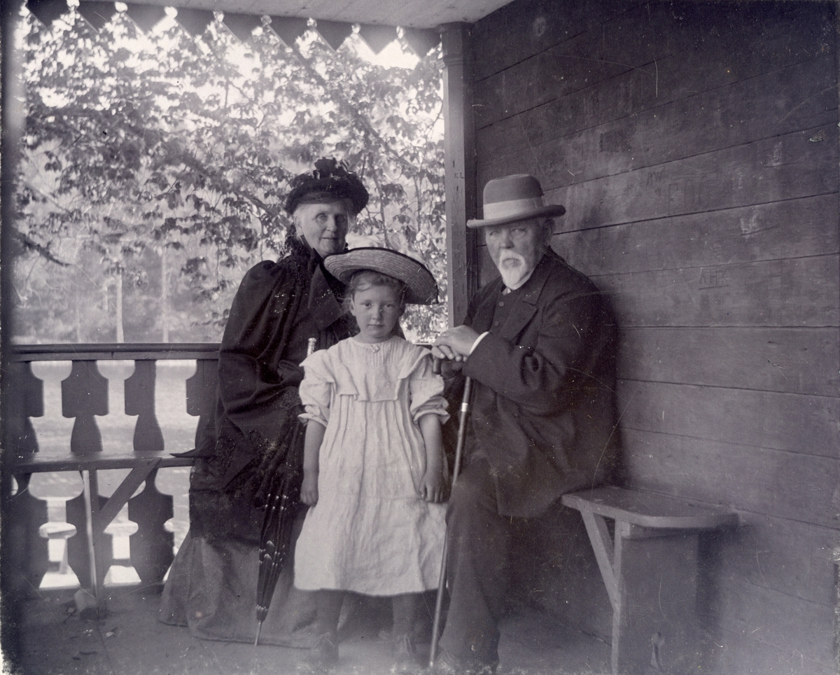 Victor Kempff sittandes utomhus med makan Klara Maria och sondottern Karin (1896-1993).