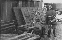 To tyske soldater tar seg en røyk