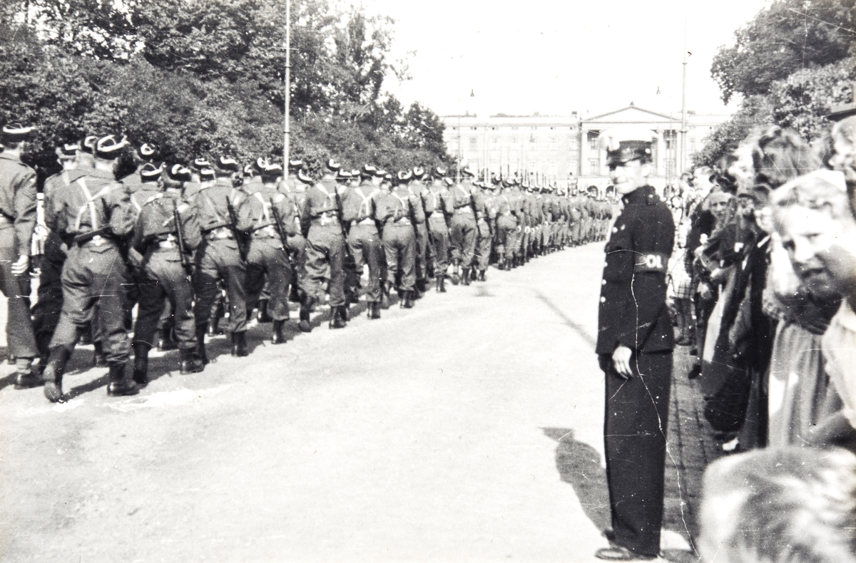 Hans Majestet Kongens Garde i parade på vei opp til Slottet på de alliertes dag, 8 mai 1945.