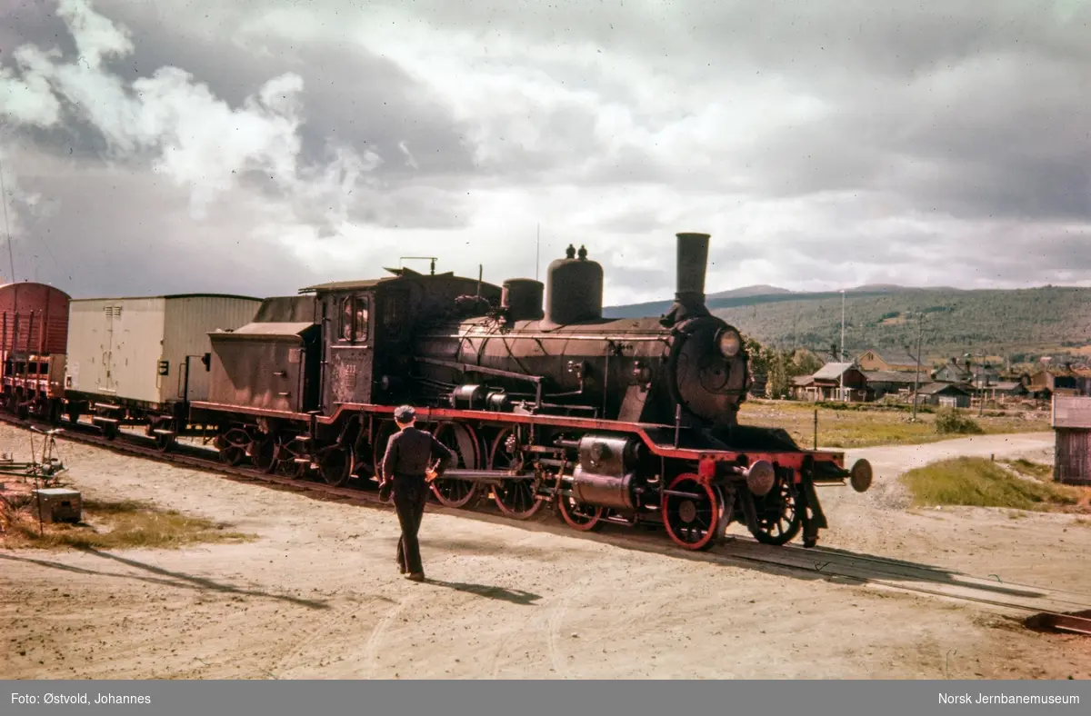Damplokomotiv type 18c nr. 233 med nordgående underveisgodstog på Røros stasjon.
