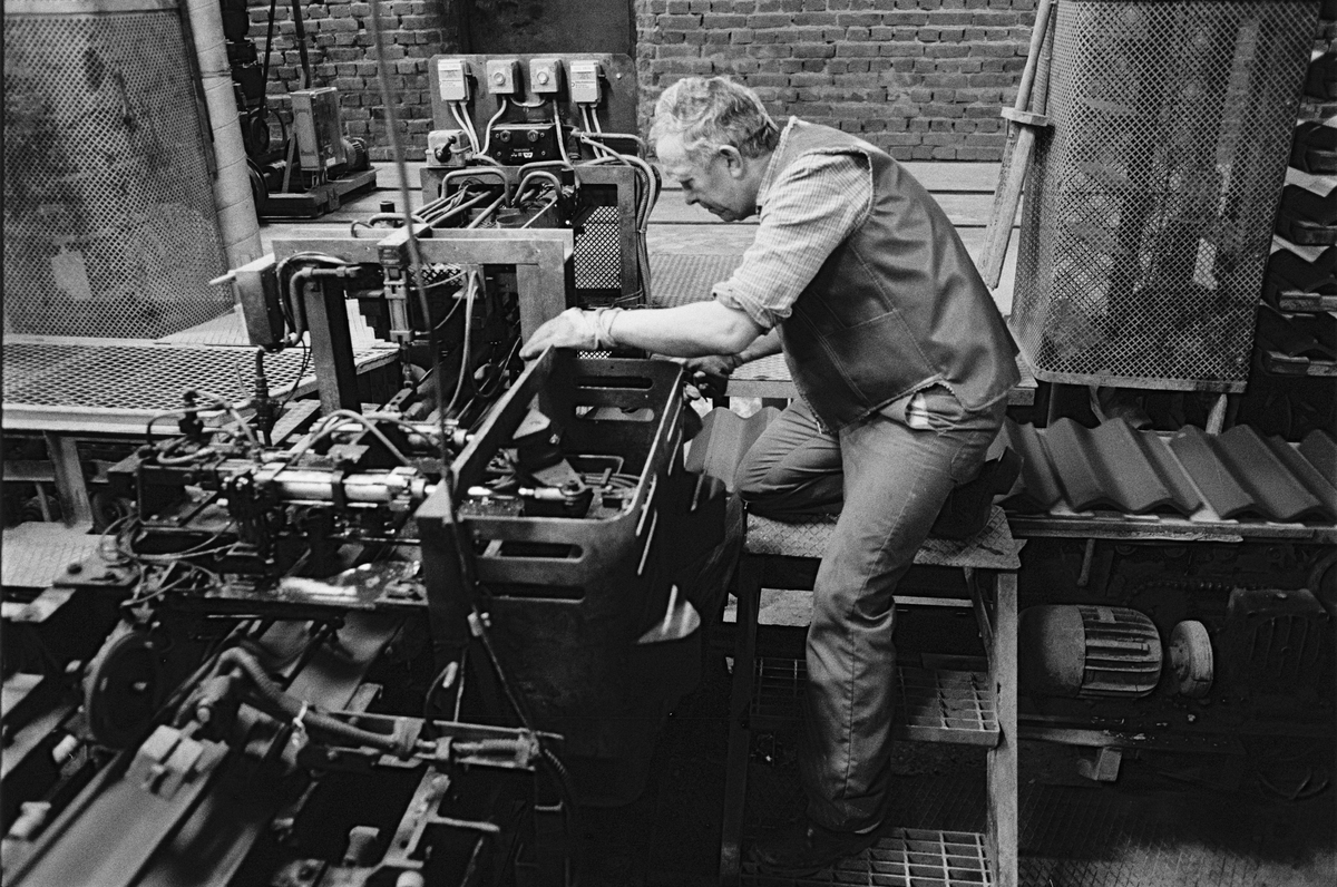 Tillverkning av tvåkupigt taktegel, Vittinge Tegelbruks AB, Vittinge socken, Uppland 1986