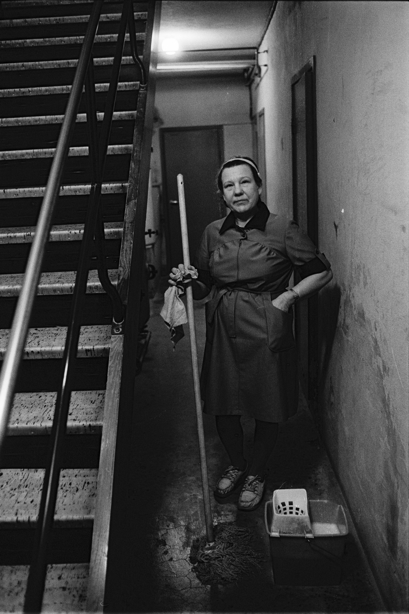 Städerskan Maj-Britt Hemlin, den enda kvinna som arbetar i fabriken, Vittinge Tegelbruks AB, Vittinge socken, Uppland 1986