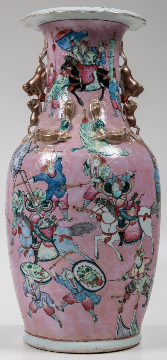 Vaser, 2 stycken, ostindiskt porslin. Dekor med kämpande figurer på ljusröd botten, förgyllda plastiska ornament. Mynningen 18 cm. Emalj och överglasyr.