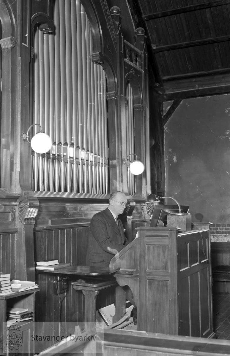 Organist Sand ved orgelet i St. Johannes kirke