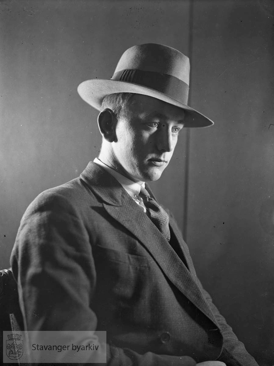 Portrett av mann med hatt