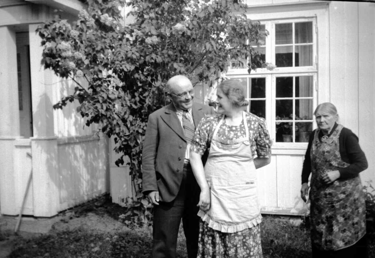 Bilde fra Lier i Brøttum, Ringsaker. Fra venstre: Mons Lier, hans kone Kari Lier født Storihle og hans mor Mathea Lier.