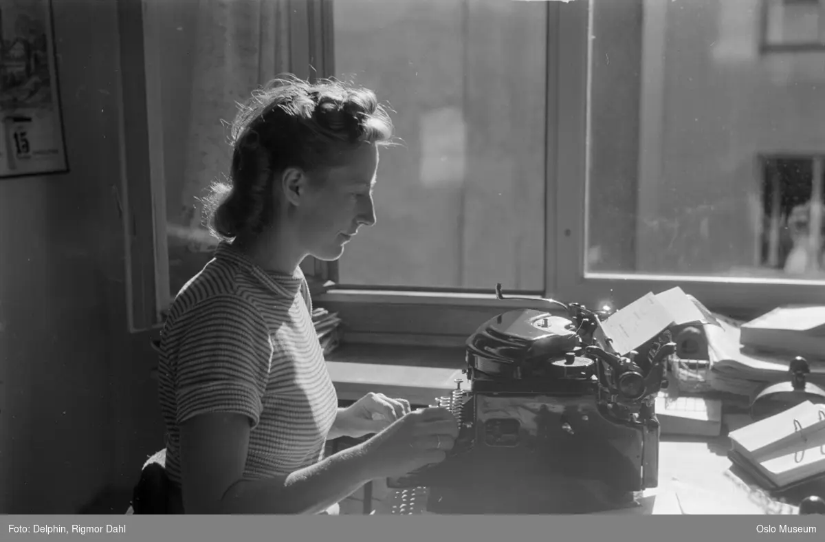 kontor, interiør, portrett, kvinne, sittende halvfigur ved skrivebord, skrivemaskin