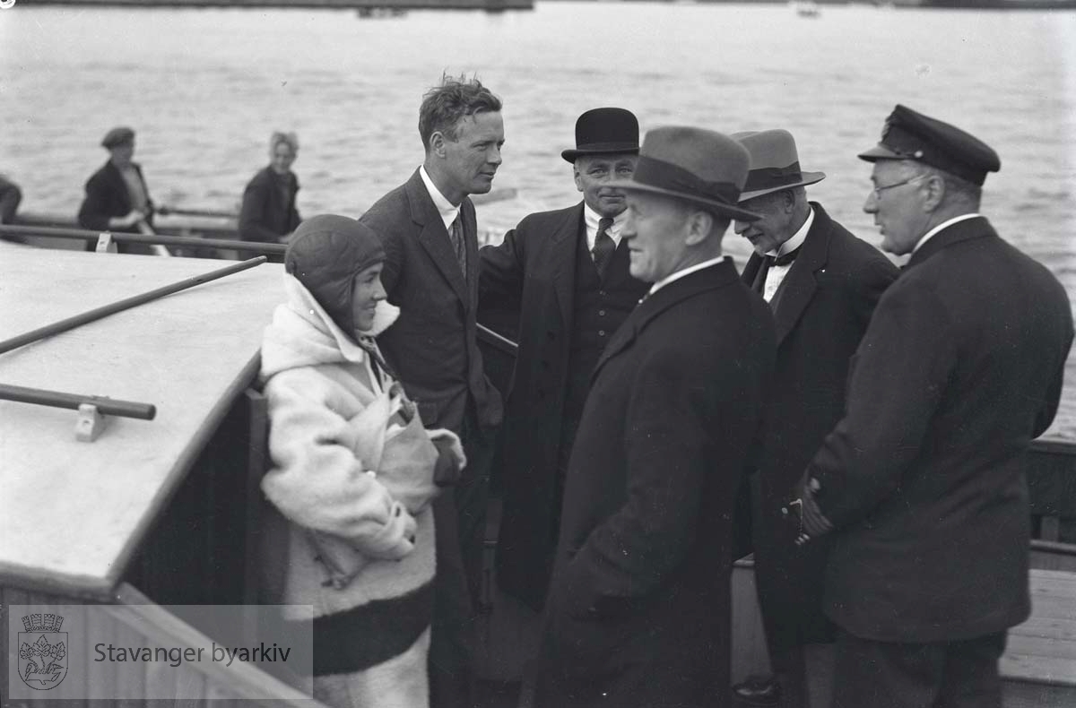 Oberst Charles Augustus Lindbergh ombord i båt sammen med bl.a. Ole Bergesen.