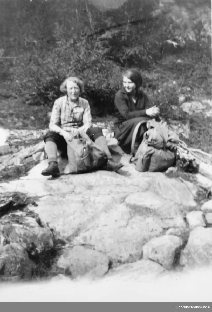 Tur til Jostedalen i 1930-åra. F.v.: Gudrun Ørjasæter (f. 1910 g. Hartmann) og Asborg Ånstad (f. 1910)