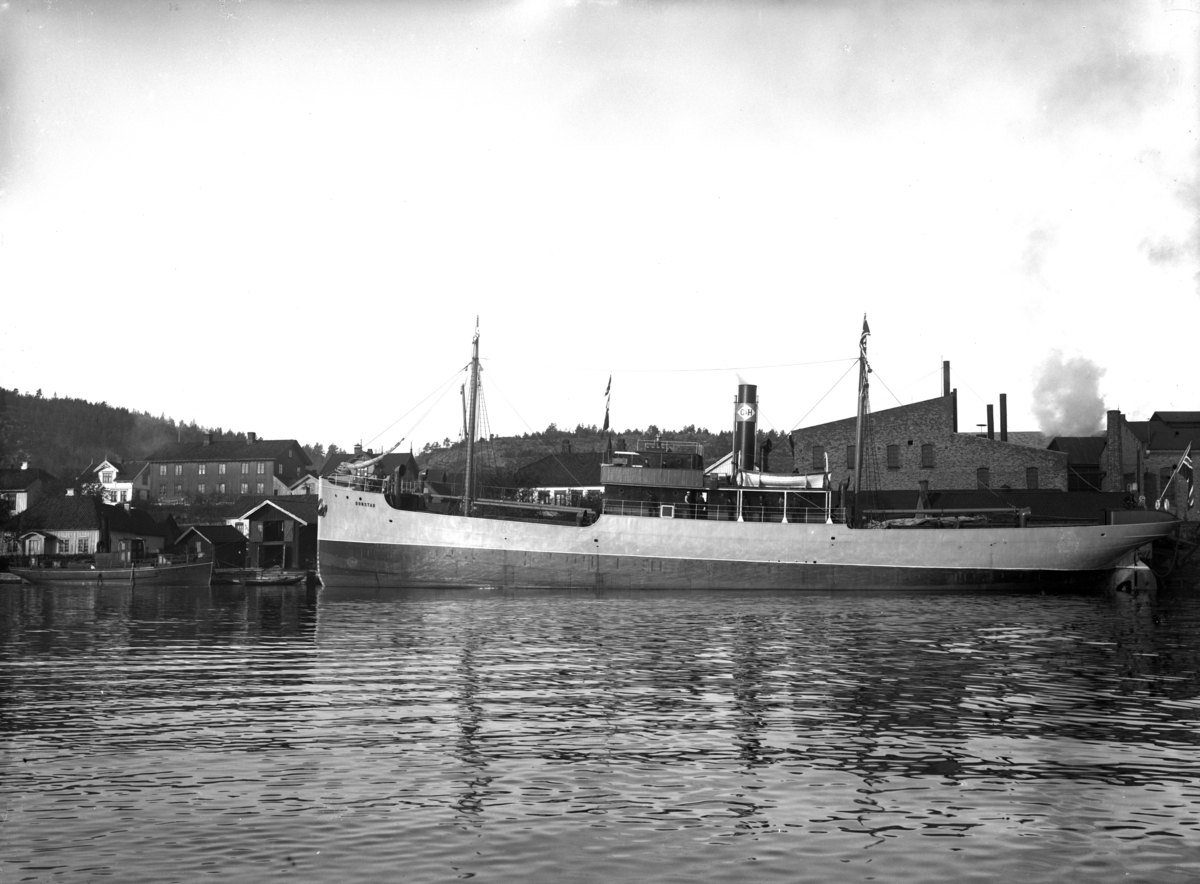 En samling glassplater, motiver av båter som er bygget ved Porsgrunds mek. Verksted, Porsgrunn. Bildene er produsert i perioden Ca. 1900-1925. Eksempler: Bilde nr.1 Viken, nr.2 Gjendin, nr.3 Donstad, nr.4 Erik, nr. 5 Haugin, nr.6 Newton.