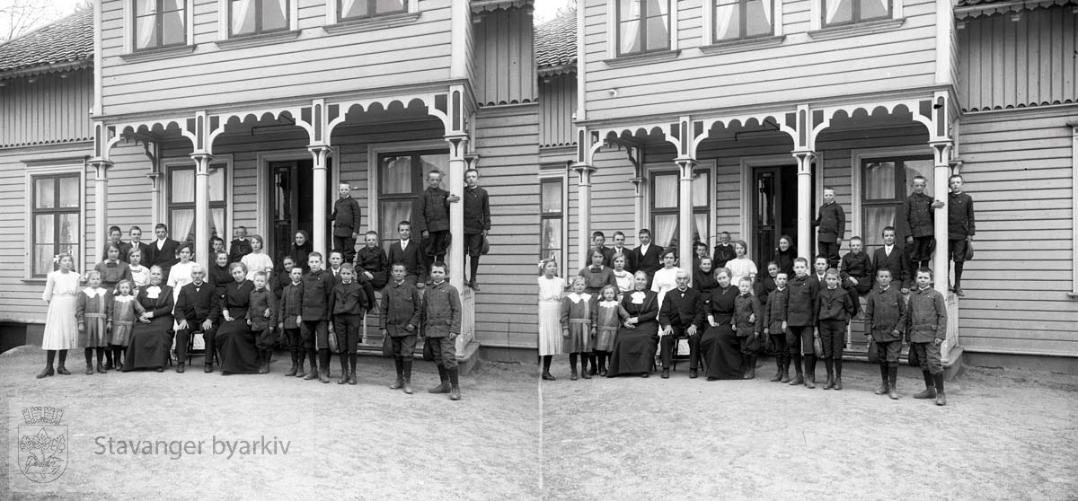 Jakob Berner bygde huset midt på 1800- tallet. I 1899 ble hovedbygningen overtatt av det Norske misjonsselskap til barnehjem for misjonærbarn fra 1899 til 1955. Stereofotografi.