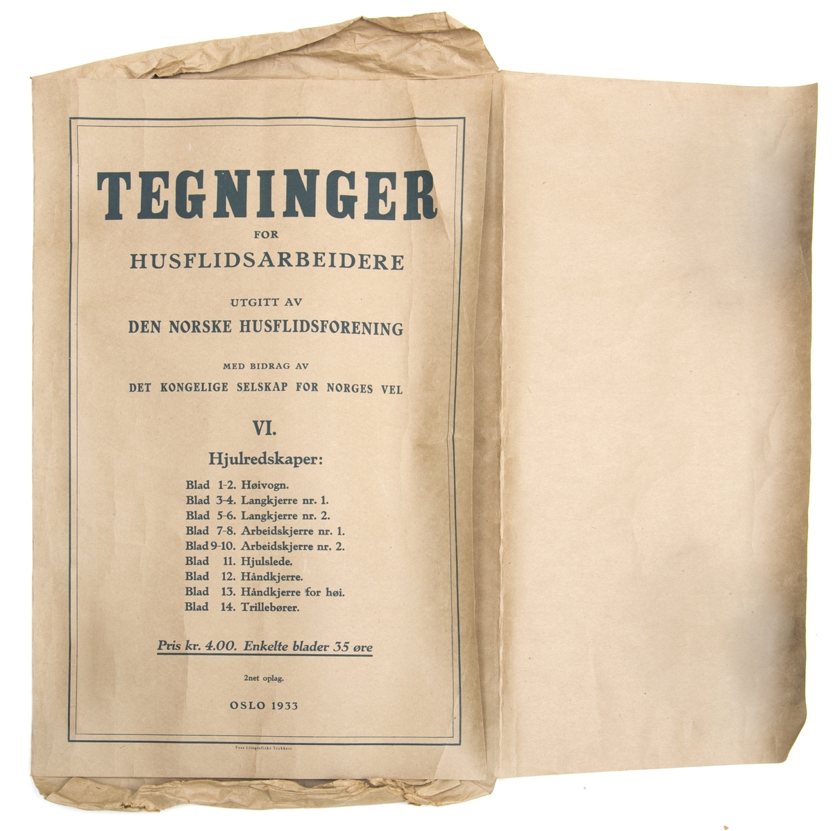 Ti ulike arbeidstegninger av hjulredskaper i et brunt pappomsalg utgitt av Den norske husflidsforening i 1933. Mappe seks med tilsammen 12 blad, blad 9 og 14 mangler.