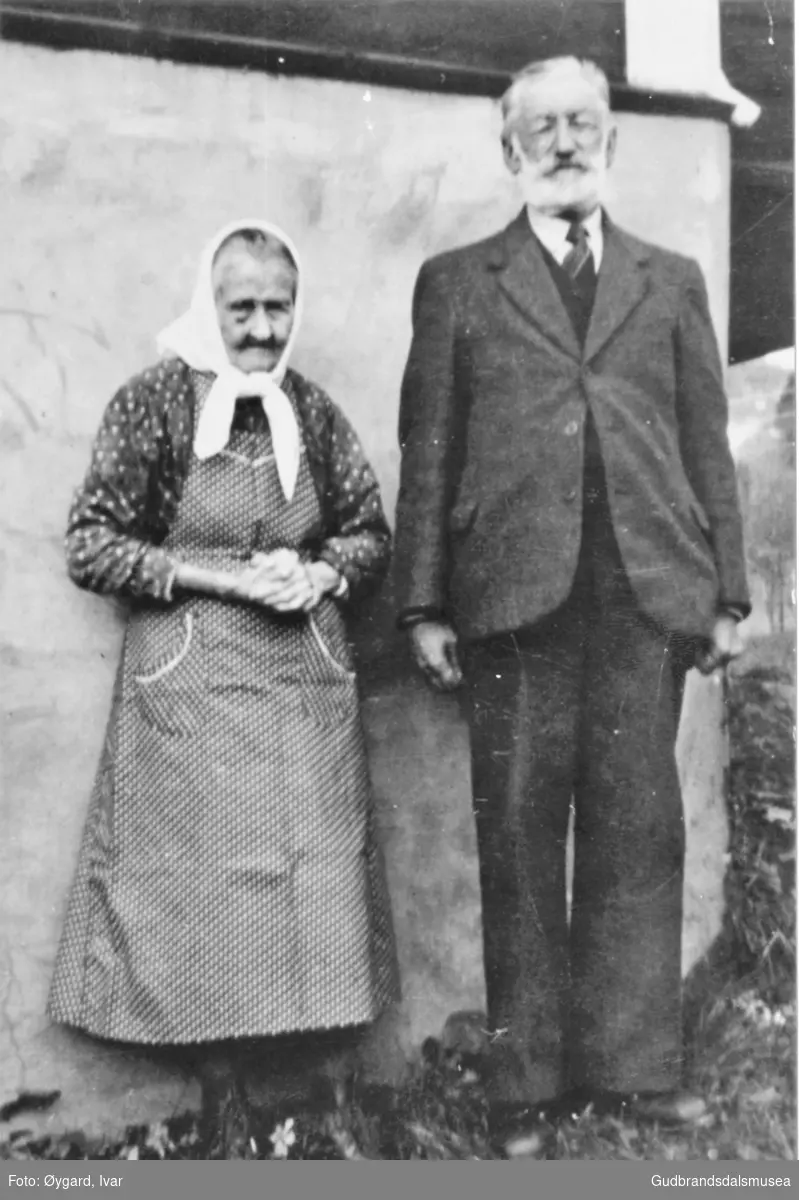 Olav Holø (øver-Holø, f. 1877) og dotter til Fel-Jakup, Anne Heggestad (f. Felodden 1860) fotografert hjå Anne i Sogn