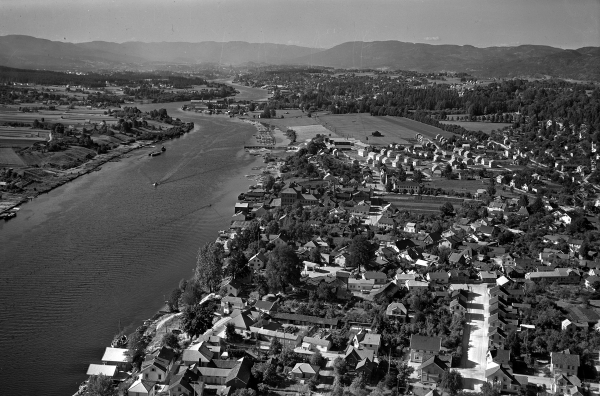 Flyfotoarkiv fra Fjellanger Widerøe AS, fra Porsgrunn Kommune. Porsgrunn mot Borgestad. Fotografert av Vilhelm Skappel, 07.07.1952
