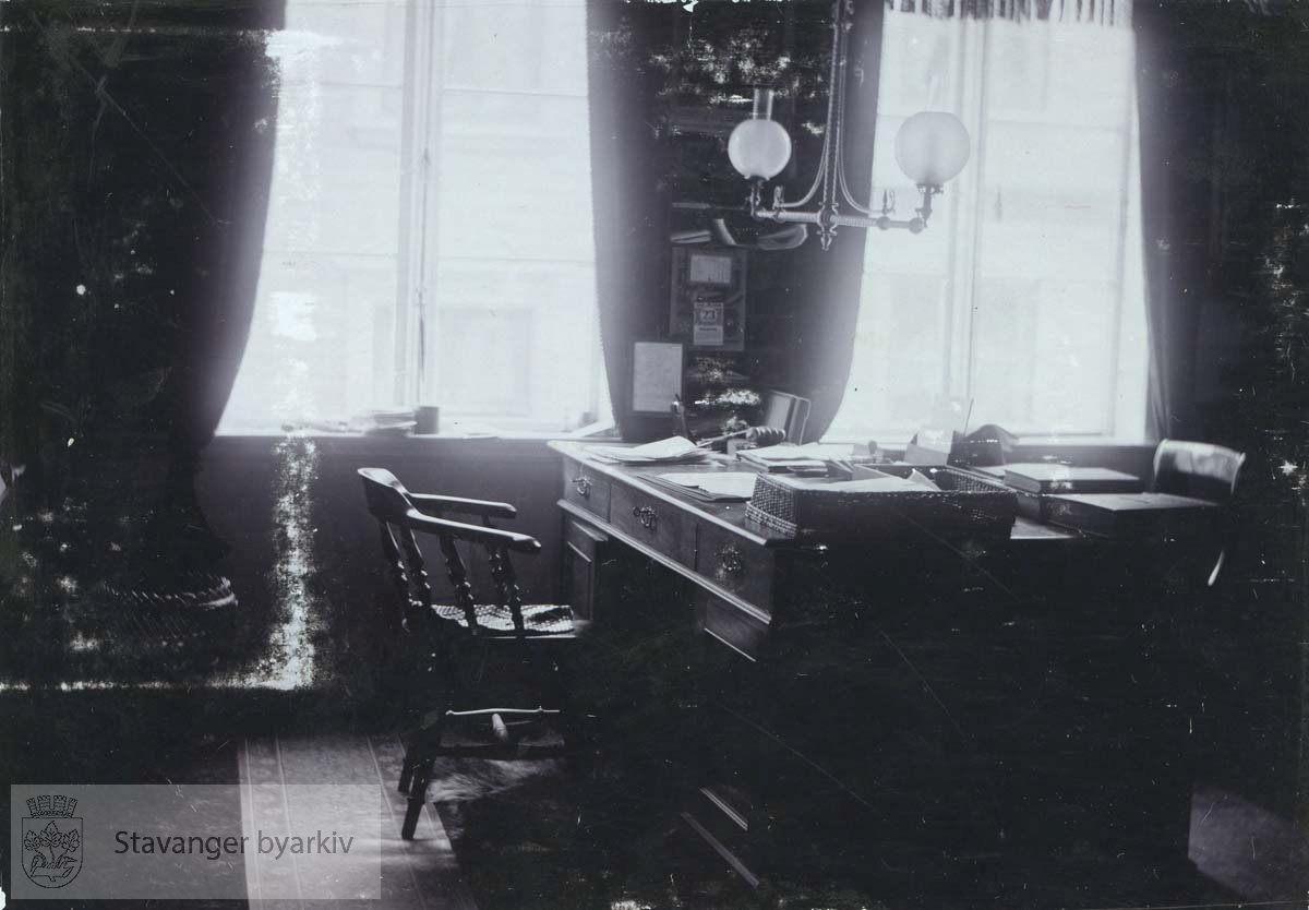 Interiør fra skipsreder Georg T. Monsens kontor i Skagen 10. Hans far, M. Gabriel Monsen (1836-1896) holdt tidligere til i samme lokaler.