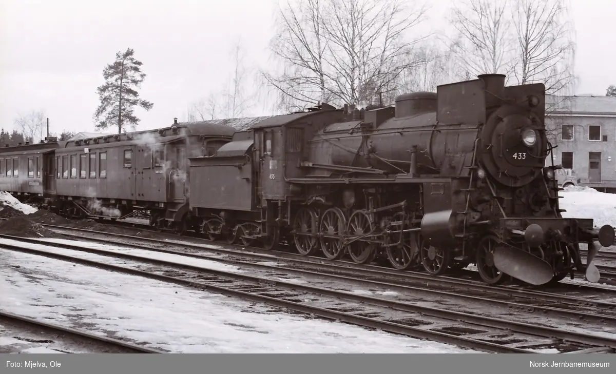 Damplokomotiv type 26c nr. 433 med persontog fra Fagernes til Oslo Ø på Dokka stasjon 2. påskedag 1967.