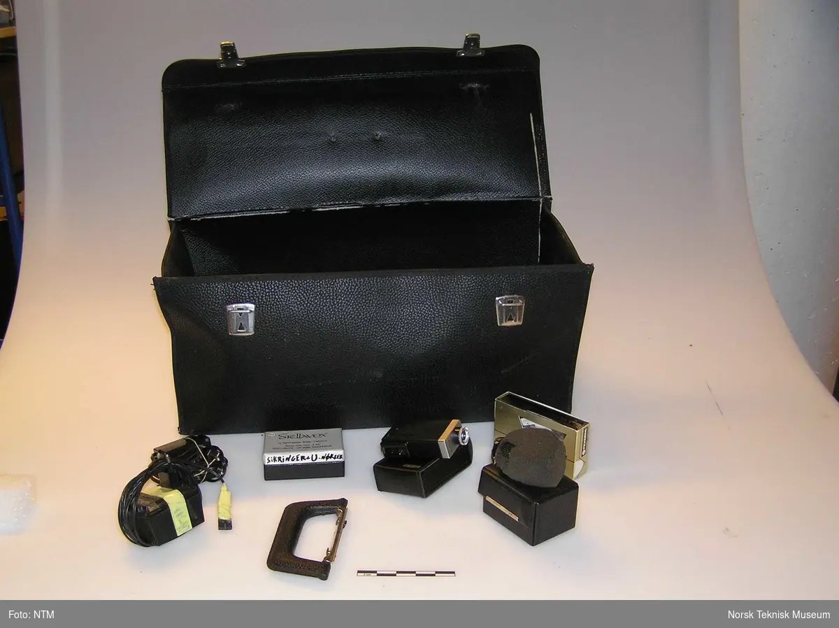 Koffert med elektronblitzer, batterilader, mikrofon, stativer o.l.