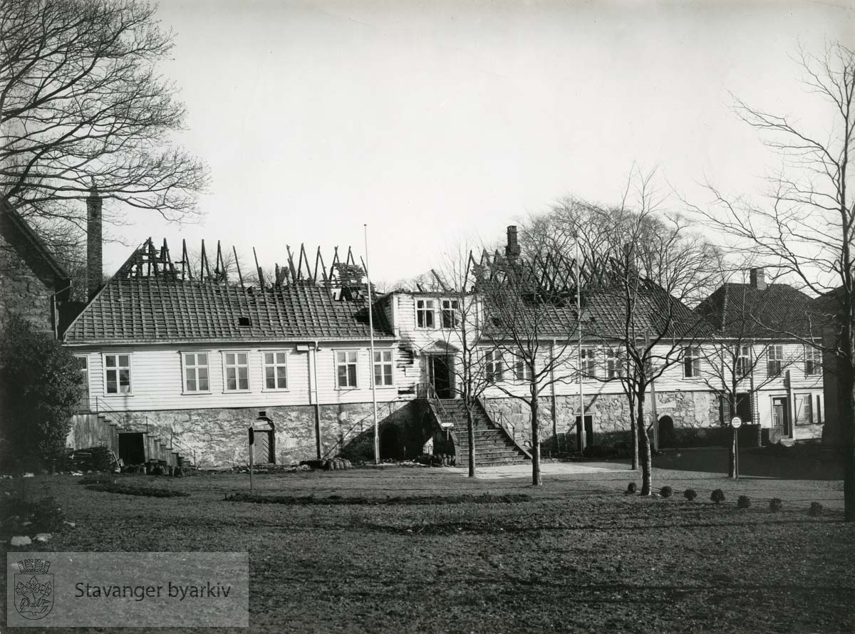 Kongsgård skole etter brannen 5. april 1942. Brannen oppstod mens tyskerne hadde sitt stabskontor på Kongsgård. Det var etter et nachspiel at en guirlander av papir og nips tok fyr.