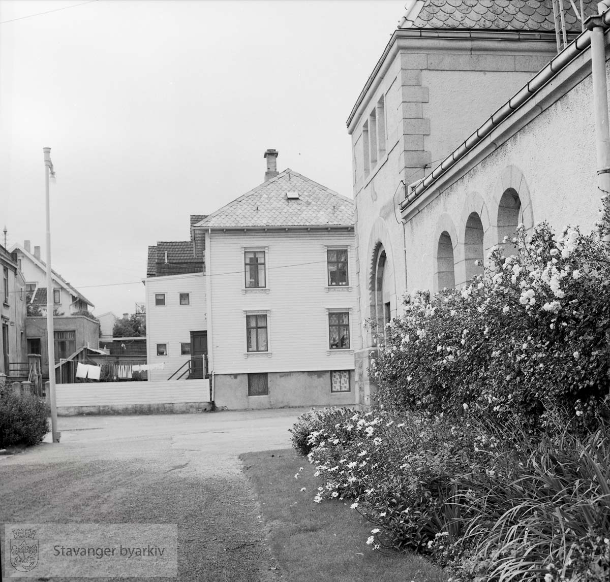Parti av Johanneskirken ved Høgsfjordgata. I bakgrunnen Høgsfjordgata 9a (murhuset til venstre), Sandsgata 79 i midten og litt av Sandsgata 77 bak den igjen.