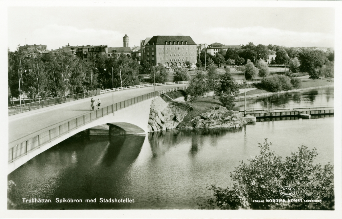 Trollhättan. "Spiköbron med Stadshotellet"