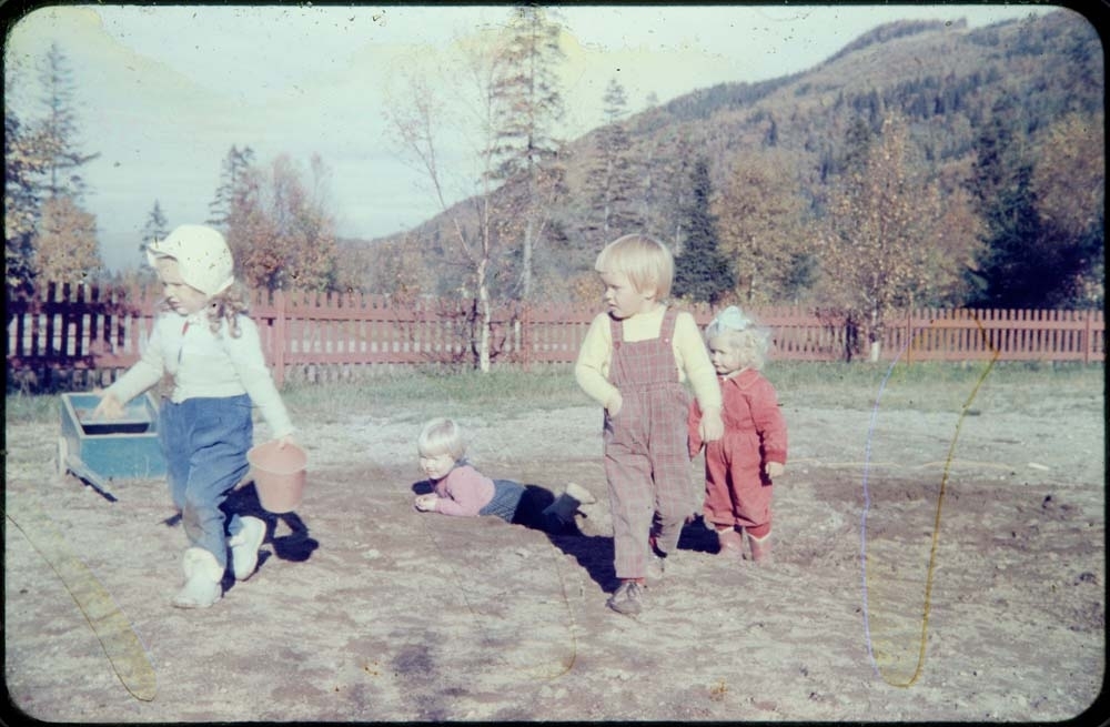 Kippermoen barnepark, 1961-62. Flere barn i lek ute.
