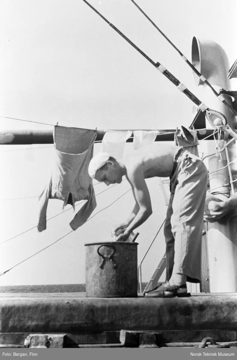Vasking av klær på skipsdekk, Finn Bergan