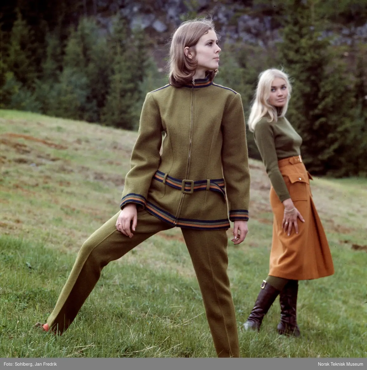 Motebilde, to kvinner med shetlandsponni i havnehagen viser klær fra kolleksjonen "Fjord Look", høsten 1968. Bildet er en del av en serie der noen er publisert i ukebladet Det Nye.