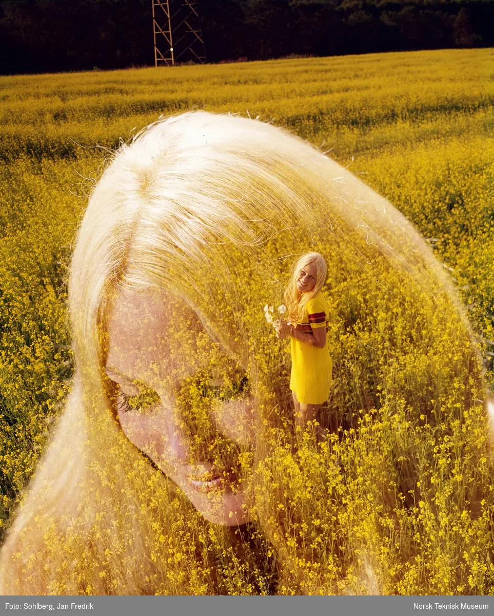 Dobbelteksponering av en lyshåret kvinne i en blomstereng.