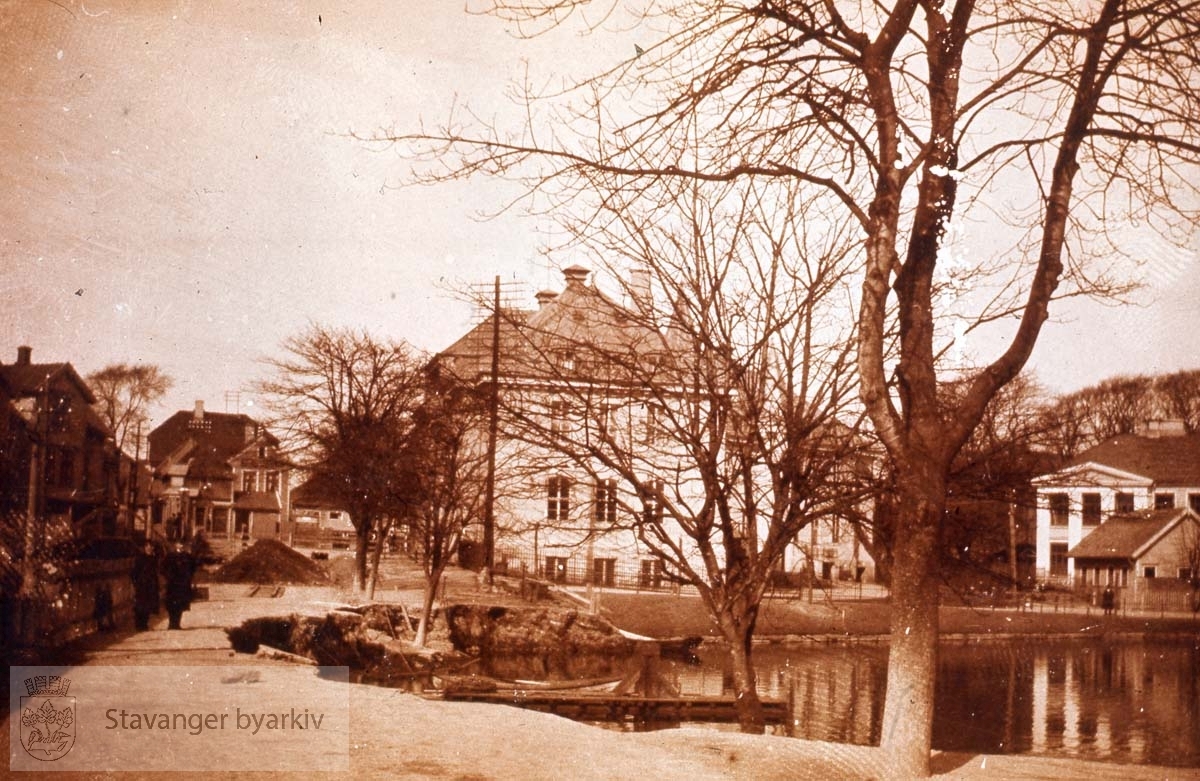 Breiavannet 1914.Posthuset og Kongsgård i bakgrunnen