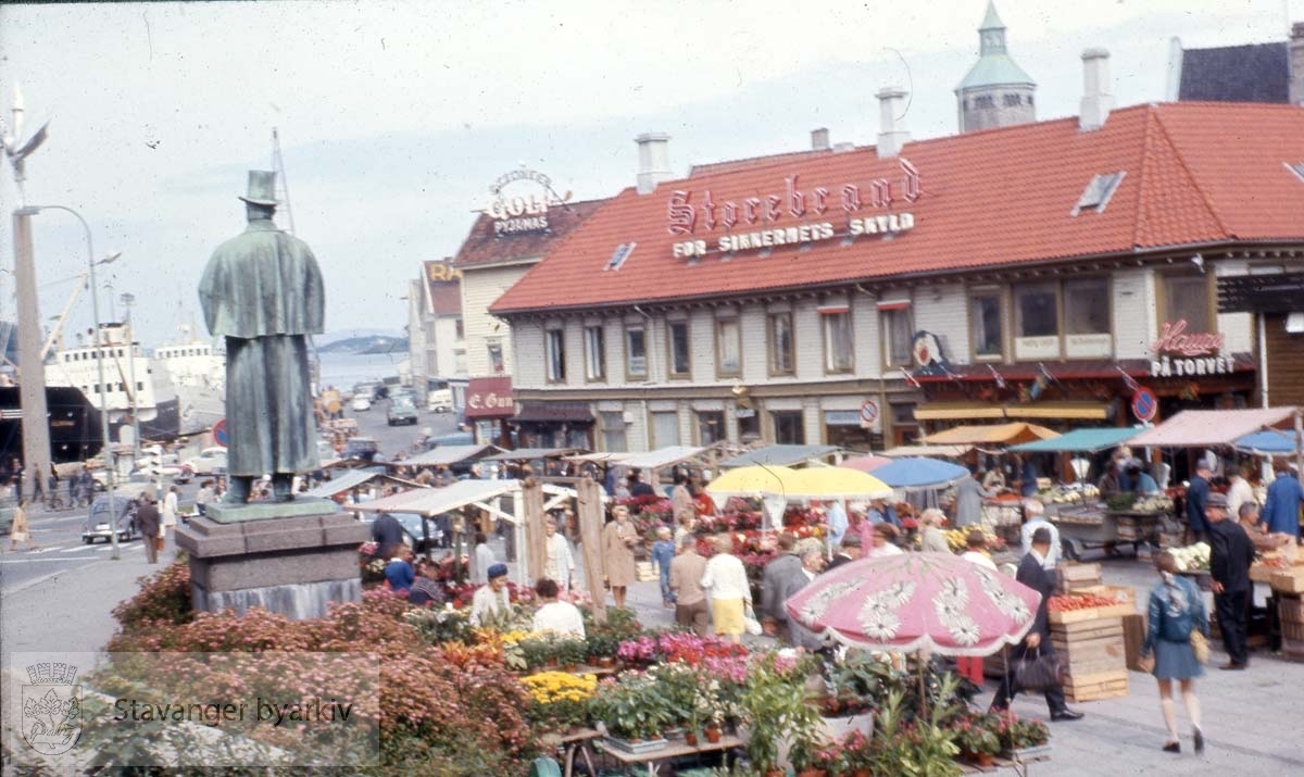 Handel på torget.Kielland-statuen til venstre.Torvet 7 til høyre