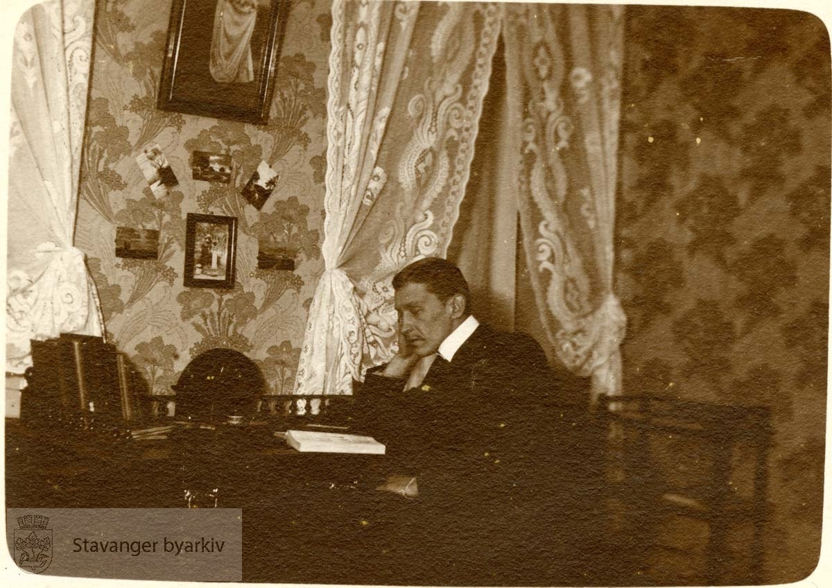 Mann lytter på radio i en stue