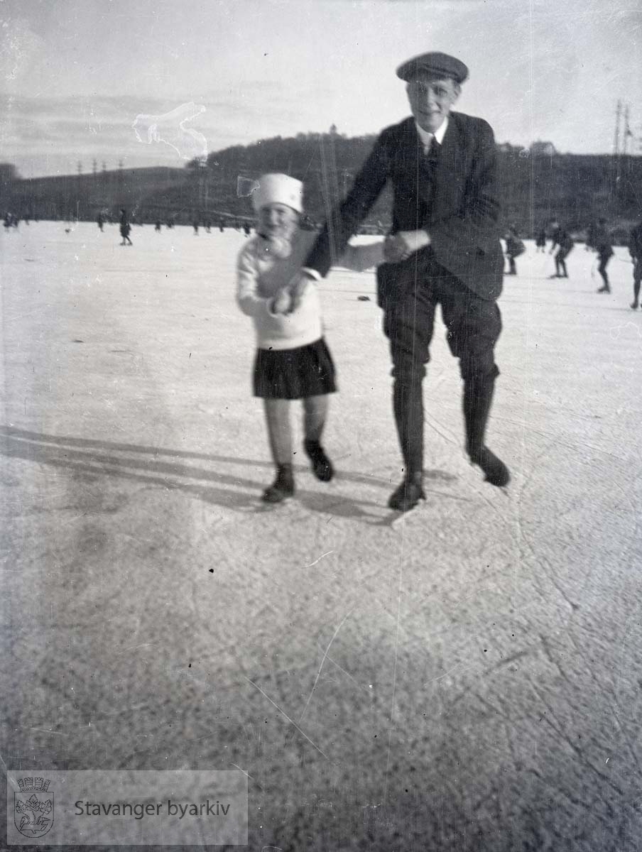 Far og datter på isen på Mosvatnet